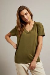 T-shirt z dekoltem w serek oliwkowy. Zielone t-shirty damskie MOODO, s, bez wzorów, z bawełny, bez kołnierzyka, bez ramiączek. W wyprzedaży za 19.98 zł.