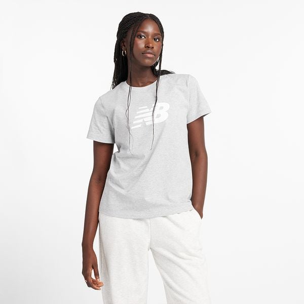 Koszulka damska New Balance WT43582AG – szara. Szare koszulki sportowe damskie New Balance, l, bez wzorów, z materiału, bez ramiączek. Za 119.99 zł.