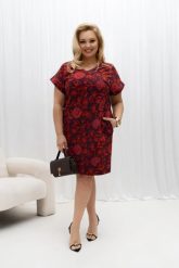 Kimonowa bawełniana sukienka dresowa z kieszeniami Trina bordowo-czerwona w kwiaty PLUS SIZE XXL OVERSIZE WIOSNA. Czerwone sukienki damskie Moda Size Plus Iwanek, do pracy, na lato, plus size, bez wzorów, z bawełny, biznesowe, bez kołnierzyka, plus size, bez ramiączek, mini, dopasowane. Za 279.90 zł.