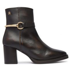 Botki Tommy Hilfiger. Brązowe botki damskie Tommy Hilfiger, bez wzorów, bez obcasa, na słupku, bez zapięcia. Za 849.99 zł.