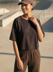 Bluza comfort z krótkim rękawem z dodatkiem wiskozy - brązowy. Brązowe bluzy damskie Sinsay, l, bez wzorów, z dzianiny, sportowe, bez ramiączek, bez kaptura. Za 39.99 zł.