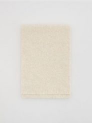 Szalik z domieszką kaszmiru - kremowy. Białe szaliki damskie Reserved, bez wzorów, z kaszmiru. Za 119.99 zł.