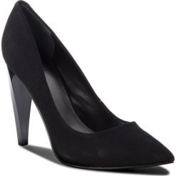 Szpilki GUESS - FLOBA4 SUE08 BLACK. Czarne szpilki damskie Guess, z aplikacjami, ze skóry ekologicznej, bez obcasa, na obcasie, bez zapięcia. W wyprzedaży za 379.00 zł.