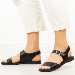 Czarne skórzane płaskie sandały damskie Cambell 19395. Czarne sandały damskie Cambell, bez wzorów, z jeansu, bez obcasa, na płaskiej podeszwie, bez zapięcia. Za 219.00 zł.