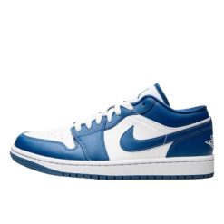 Buty do chodzenia dla dorosłych Air Jordan 1 Low Marina Blue. Niebieskie obuwie sportowe damskie Jordan, bez wzorów, bez zapięcia, trekkingowe. W wyprzedaży za 476.55 zł.