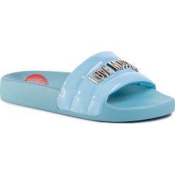 Klapki LOVE MOSCHINO - JA28022G1AID0700 Azzurro. Niebieskie klapki damskie Love Moschino, bez wzorów, ze skóry ekologicznej, bez obcasa, bez zapięcia. Za 449.00 zł.