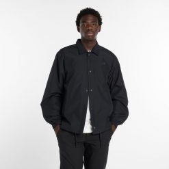 Kurtka męska New Balance MJ61U6AJBK – czarna. Czarne kurtki męskie New Balance, m, bez wzorów, z materiału, klasyczne, bez kaptura. Za 469.99 zł.
