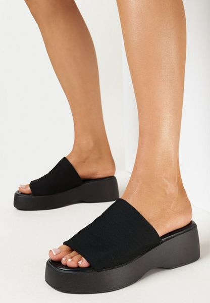 Czarne Klapki na Grubej Podeszwie z Szerokim Paskiem Leisha. Czarne klapki damskie Born2be, na lato, bez wzorów, bez obcasa, na płaskiej podeszwie, bez zapięcia. Za 79.99 zł.