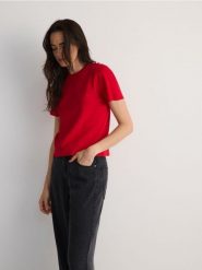 Sweter z krótkimi rękawami - czerwony. Czerwone swetry nierozpinane damskie Reserved, l, bez wzorów, z dzianiny, bez kołnierzyka, bez ramiączek. W wyprzedaży za 39.99 zł.