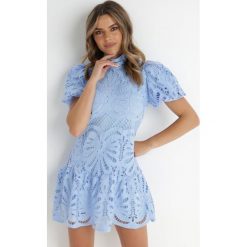 Jasnoniebieska Sukienka Cilleis. Niebieskie sukienki damskie Born2be, m, z aplikacjami, z koronki, eleganckie, bez kołnierzyka, bez ramiączek, mini. Za 189.99 zł.