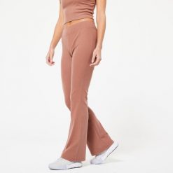 Legginsy fitness damskie prążkowane bootcut. Brązowe legginsy damskie DOMYOS, bez wzorów, z elastanu. Za 89.99 zł.