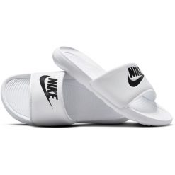 Klapki damskie Nike Victori One Slide. Białe klapki damskie Nike, bez wzorów, z materiału, bez obcasa, bez zapięcia. Za 254.00 zł.