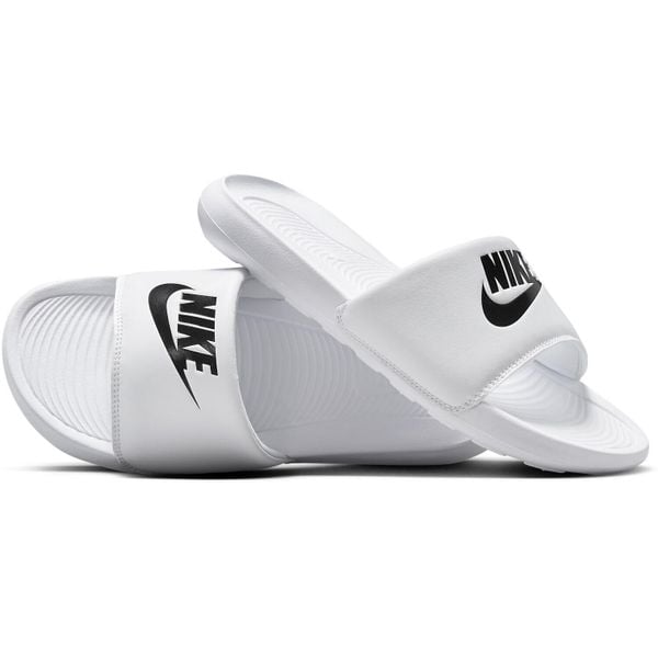 Klapki damskie Nike Victori One Slide. Białe klapki damskie Nike, bez wzorów, z materiału, sportowe, bez obcasa, bez zapięcia. Za 253.00 zł.