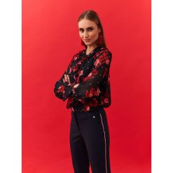 ELEGANCKA BLUZKA SZYFONOWA. Bluzki damskie TOP SECRET, bez wzorów, z szyfonu, eleganckie, bez kołnierzyka, bez ramiączek. W wyprzedaży za 79.99 zł.