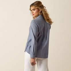 Damska koszula do jazdy konnej Ariat Billie Jean. Niebieskie koszule damskie Ariat, bez wzorów, eleganckie, bez kołnierzyka, bez ramiączek. Za 292.00 zł.