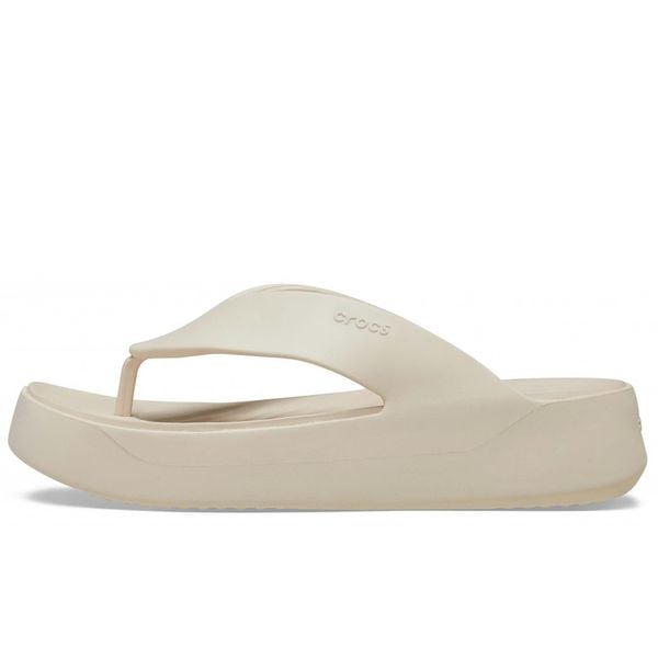 Klapki Crocs Getaway Platform Flip W Damskie. Białe klapki damskie Crocs, na lato, bez wzorów, z materiału, sportowe, bez obcasa, na koturnie, bez zapięcia. Za 199.99 zł.