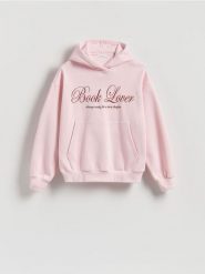 Bluza z haftowanym napisem - pastelowy róż. Czerwone bluzy damskie Reserved, l, bez wzorów, z bawełny, bez ramiączek, bez kaptura. Za 119.99 zł.
