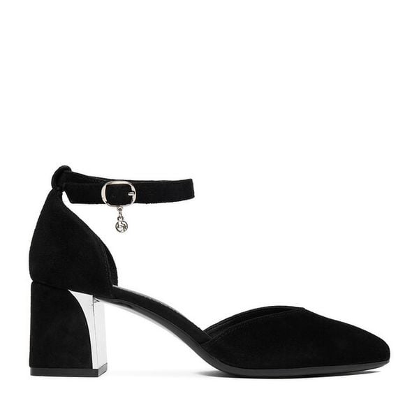 Czółenka Lasocki. Czarne czółenka damskie Lasocki, bez wzorów, bez obcasa, bez zapięcia. Za 229.99 zł.