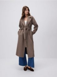 Płaszcz handmade z wełną - brązowy. Brązowe płaszcze damskie Reserved, l, bez wzorów, z tkaniny, bez kołnierzyka, bez kaptura. Za 399.99 zł.