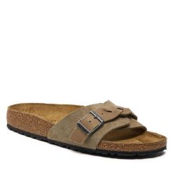 Klapki Birkenstock. Brązowe klapki damskie Birkenstock, bez wzorów, bez obcasa, bez zapięcia. Za 599.99 zł.