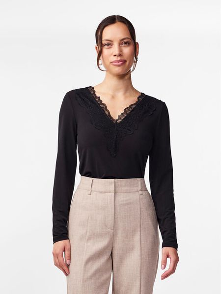 YAS Bluzka Lori 26032834 Czarny Regular Fit. Czarne bluzki damskie YAS, xl, bez wzorów, z syntetyku, bez kołnierzyka, bez ramiączek. Za 119.99 zł.