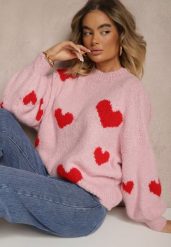 Różowy Sweter z Wiskozą i Wełną Ozdobiony Sercami Lisariona. Czerwone swetry nierozpinane damskie Renee, bez wzorów, z jeansu, casualowe, bez kołnierzyka, bez ramiączek. Za 159.99 zł.