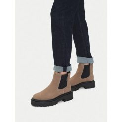 Sztyblety Beverly Hills Polo Club. Brązowe botki damskie Beverly Hills Polo Club, bez wzorów, bez obcasa, na płaskiej podeszwie, bez zapięcia. Za 229.99 zł.