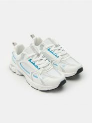 Trampki sportowe sznurowane - biały. Białe trampki i tenisówki damskie Sinsay, bez wzorów, bez zapięcia. W wyprzedaży za 39.99 zł.