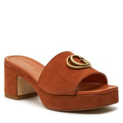 Klapki Guess. Brązowe klapki damskie Guess, z aplikacjami, bez obcasa, bez zapięcia. Za 969.99 zł.