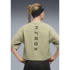 Damska skrócona koszulka PUMA x HYROX Lifestyle PUMA Lux Army Green. Zielone bluzki damskie Puma, bez wzorów, sportowe, bez kołnierzyka, bez ramiączek. Za 179.00 zł.