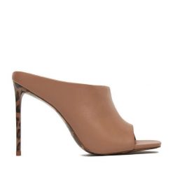 Klapki Eva Minge. Brązowe klapki damskie Eva Minge, bez wzorów, bez obcasa, bez zapięcia. Za 449.99 zł.