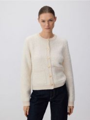 Pudełkowy kardigan - kremowy. Białe kardigany damskie Reserved, l, bez wzorów, z dzianiny, bez kołnierzyka. W wyprzedaży za 99.99 zł.