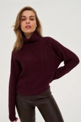 Sweter z golfem burgundowy. Czerwone swetry nierozpinane damskie MOODO, l, bez wzorów, z poliamidu, bez kołnierzyka, bez ramiączek. Za 139.99 zł.