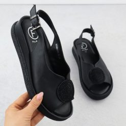 Sandały damskie na koturnie z cyrkoniami czarne Filippo DS6984. Czarne sandały damskie Filippo, bez wzorów, ze skóry, bez obcasa, na koturnie, bez zapięcia. Za 199.99 zł.