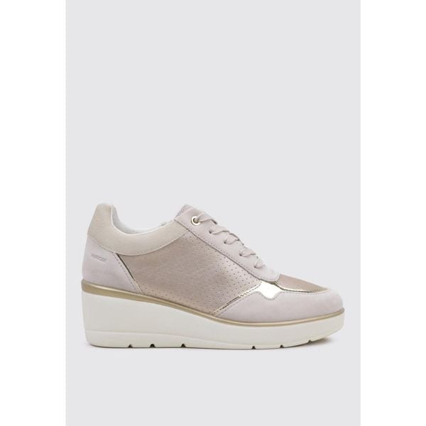 Tenisówki Geox Model D Ilde A Kolor Beżowy. Brązowe trampki i tenisówki damskie Geox, bez wzorów, ze skóry, bez zapięcia. W wyprzedaży za 371.75 zł.