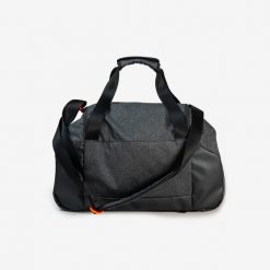 Torba sportowa Academic ze sztywnym dnem, wodoodporna, 35 l. Brązowe torby sportowe męskie Decathlon, bez wzorów, z materiału. Za 99.99 zł.