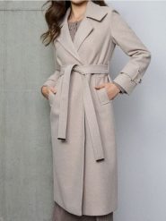 Długi płaszcz z paskiem - beżowy. Brązowe płaszcze damskie Sinsay, l, bez wzorów, bez kołnierzyka, bez kaptura. Za 139.99 zł.