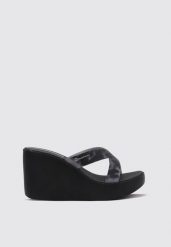 Klapki dla kobiet Ipanema HIGH FASHION SLIDE. Czarne klapki damskie Ipanema, bez wzorów, z gumy, eleganckie, bez obcasa, na koturnie, bez zapięcia. Za 209.99 zł.
