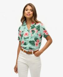 Superdry Koszula Beach Resort z 100% wiskozy z nadrukiem – Luna Rose Mint. Zielone koszule damskie Superdry, bez wzorów, z wiskozy, bez kołnierzyka, bez ramiączek. Za 215.10 zł.