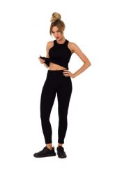 Prążkowane Legginsy z Logowaną Naszywką - Czarne. Czarne legginsy damskie MOE, z aplikacjami, z elastanu. Za 189.89 zł.