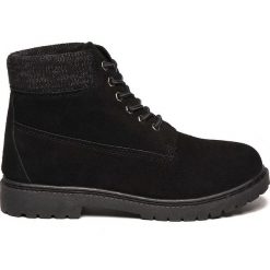 BUTY DAMSKIE, TRAPERY Z WYKOŃCZENIEM DZIANINOWYM PRZY CHOLEWCE. Czarne trapery damskie TROLL, z dzianiny, przed kolano, bez zapięcia. W wyprzedaży za 64.99 zł.