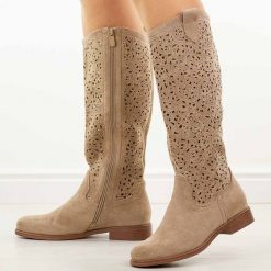 Beżowe ażurowe kozaki damskie S.Barski 8023. Brązowe kozaki damskie S.BARSKI, na jesień, w ażurowe wzory, z zamszu, bez obcasa, na obcasie, bez zapięcia. Za 269.00 zł.