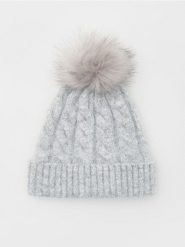 Czapka z pomponem - jasnoszary. Szare czapki damskie Reserved, bez wzorów. W wyprzedaży za 39.99 zł.