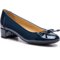 Półbuty GEOX - D Carey D D82V8D 00066 C4002 Navy. Niebieskie półbuty damskie Geox, z aplikacjami, z materiału, bez obcasa, na obcasie, bez zapięcia. W wyprzedaży za 279.00 zł.