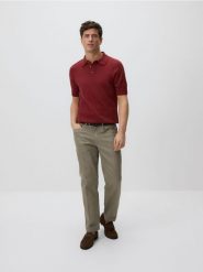 Bawełniany sweter polo - czerwony. Czerwone swetry męskie Reserved, l, bez wzorów, z bawełny, bez kołnierzyka, bez ramiączek. Za 129.99 zł.