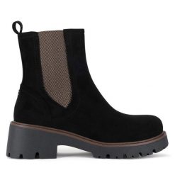 Botki Clara Barson. Czarne botki damskie Clara Barson, bez wzorów, bez obcasa, na płaskiej podeszwie, bez zapięcia. Za 149.99 zł.