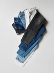 Jeansy slim fit mid rise - niebieski. Niebieskie jeansy damskie Reserved, bez wzorów, z bawełny. W wyprzedaży za 79.99 zł.