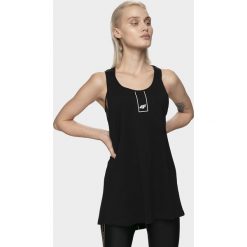 Top damski TSD003 - głęboka czerń. Topy damskie 4F, bez wzorów, z bawełny, bez kołnierzyka, bez ramiączek. W wyprzedaży za 29.99 zł.
