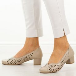 Beżowe ażurowe skórzane Polskie czółenka damskie Gregors 1210. Brązowe czółenka damskie GREGORS, na lato, w ażurowe wzory, ze skóry, eleganckie, z okrągłym noskiem, bez obcasa, na obcasie, bez zapięcia. Za 399.00 zł.