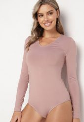 Jasnoróżowe Dopasowane Body z Długim Rękawem i Dekoltem w Serek Lilaria. Czerwone body Born2be, bez wzorów, z jeansu. Za 14.99 zł.